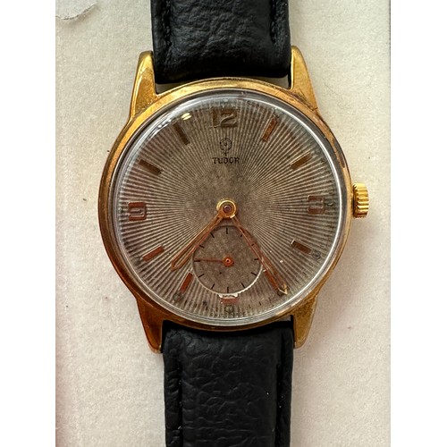 599A - A 1954 9ct gold gentleman's Super Gents Tudor wristwatch with subsidiary seconds dial. 31mm case. In... 