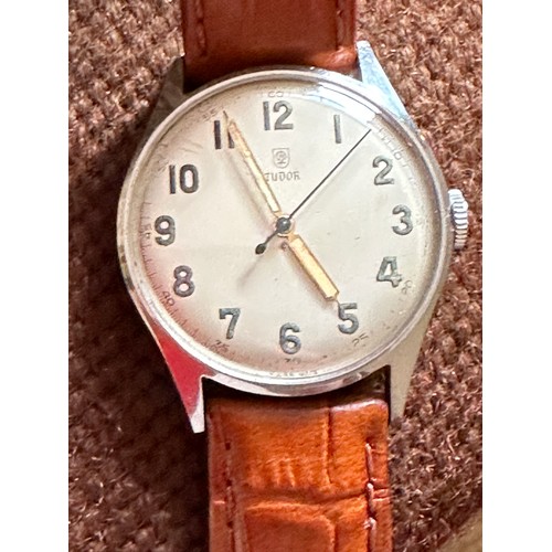 580 - A 1950's Tudor gentleman's wristwatch, case 34mm with grey military style dial on stainless steel ca... 