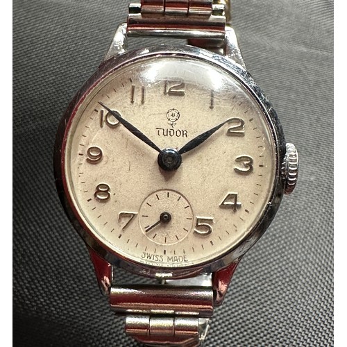 594 - A ladies Tudor wristwatch on stainless steel bracelet. Case 21mm. 87812 and 4215 stamped to inner.

... 