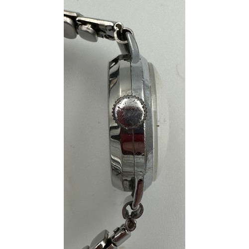 594 - A ladies Tudor wristwatch on stainless steel bracelet. Case 21mm. 87812 and 4215 stamped to inner.

... 