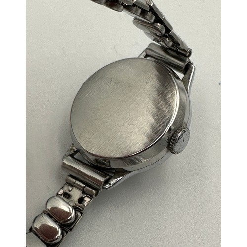 594 - A ladies Tudor wristwatch on stainless steel bracelet. Case 21mm. 87812 and 4215 stamped to inner.

... 