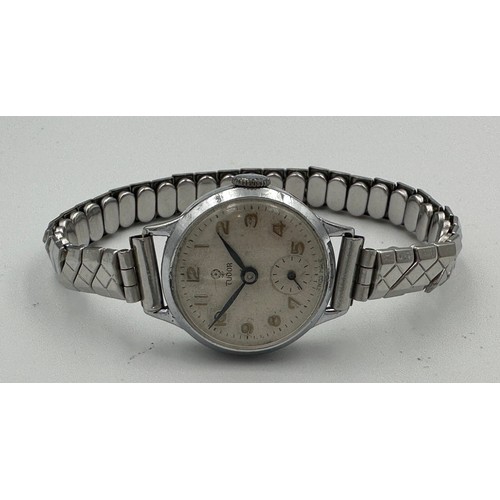 594 - A ladies Tudor wristwatch on stainless steel bracelet. Case 21mm. 87812 and 4215 stamped to inner.

... 