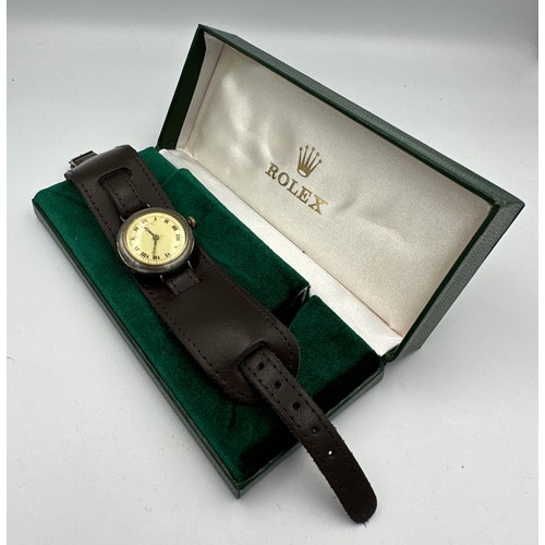 605 - A 1920's Rolex trench watch. Case: 29mm. Inner case stamped 64355R.

Winds and goes. Ceramic dials w... 