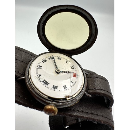 605 - A 1920's Rolex trench watch. Case: 29mm. Inner case stamped 64355R.

Winds and goes. Ceramic dials w... 