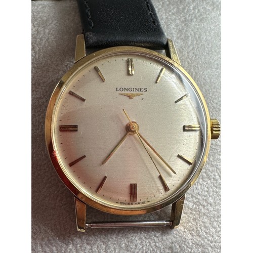 611 - A 9ct Longines gentleman's manual wind wristwatch. Ref: 60901. On black leather strap. Case: 34mm. I... 