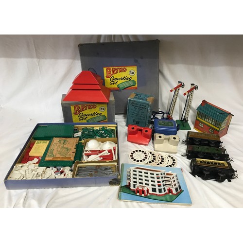 904 - A collection of vintage toys to include two boxed building sets of Bayko, 2x view masters and slides... 