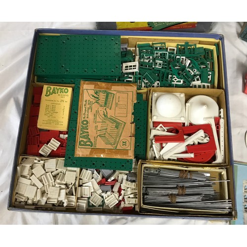 904 - A collection of vintage toys to include two boxed building sets of Bayko, 2x view masters and slides... 