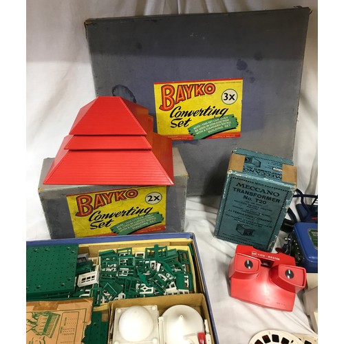 904 - A collection of vintage toys to include two boxed building sets of Bayko, 2x view masters and slides... 