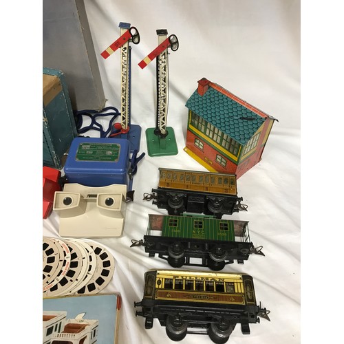 904 - A collection of vintage toys to include two boxed building sets of Bayko, 2x view masters and slides... 