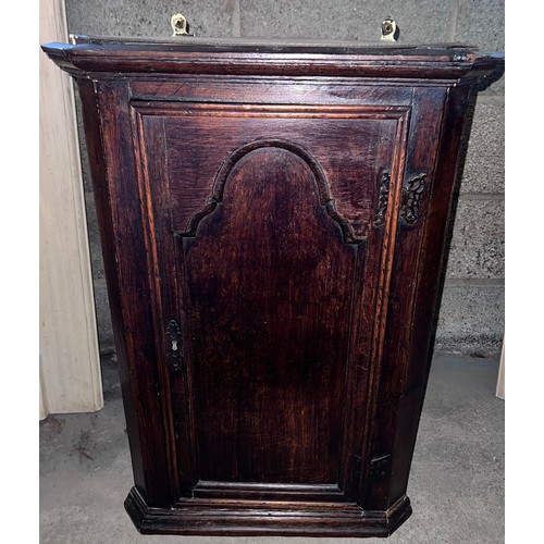 53 - An early 19thC/ late 18thC single door oak corner cupboard with 'H' hinges 81h x 57w x 34cm d.