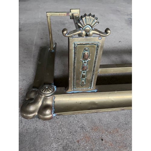 54 - An Edwardian brass fender. External 142 x 138, internal 122 x 30cm.