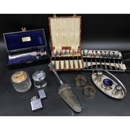 772 - A boxed set of six silver plates spoons, a box with eight silver plated spoons 2 x sets of four, alo... 