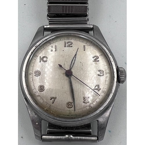 624 - A vintage gentleman's wristwatch on stainless steel expanding bracelet. Rear of the case stamped 19 ... 