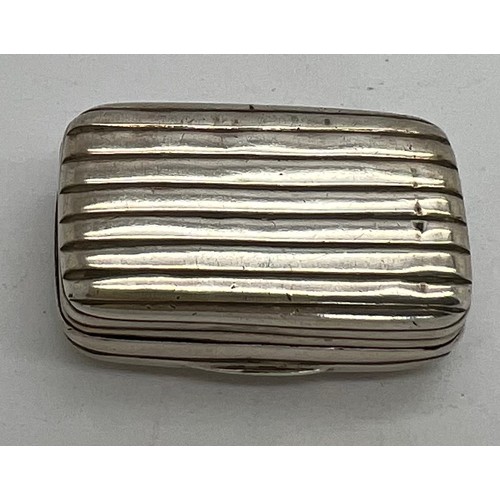 808 - Silver vinaigrette London 1811, maker WE? 2.5cm x 1.5cm.