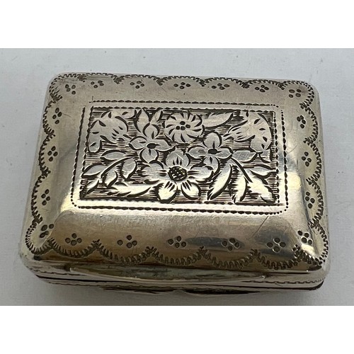 814 - Silver vinaigrette with floral engraving, pierced silver gilt grill and vacant cartouche Birmingham ... 