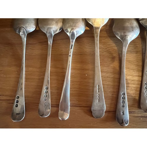 825 - A quantity of mainly Georgian silver teaspoons and two dessert spoons. Various dates and makers. Wei... 