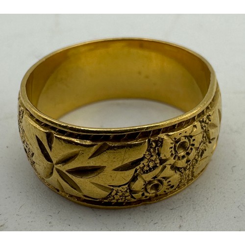 441 - A 22ct gold wide band wedding ring with engraved decoration. Maker Charles Green & Son, Birmingham, ... 