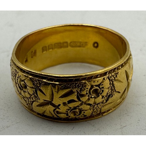 441 - A 22ct gold wide band wedding ring with engraved decoration. Maker Charles Green & Son, Birmingham, ... 