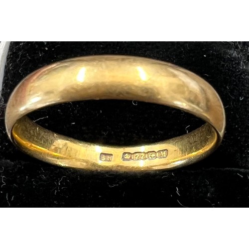 442 - A 22 carat gold wedding band. Weight 3.4gm. Size O.