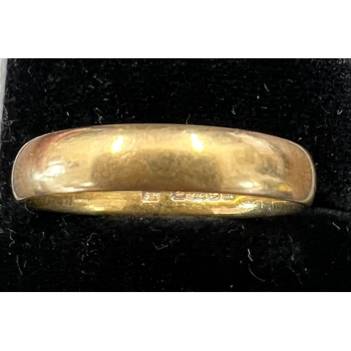 442 - A 22 carat gold wedding band. Weight 3.4gm. Size O.