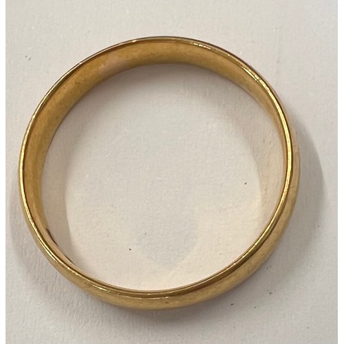 442 - A 22 carat gold wedding band. Weight 3.4gm. Size O.