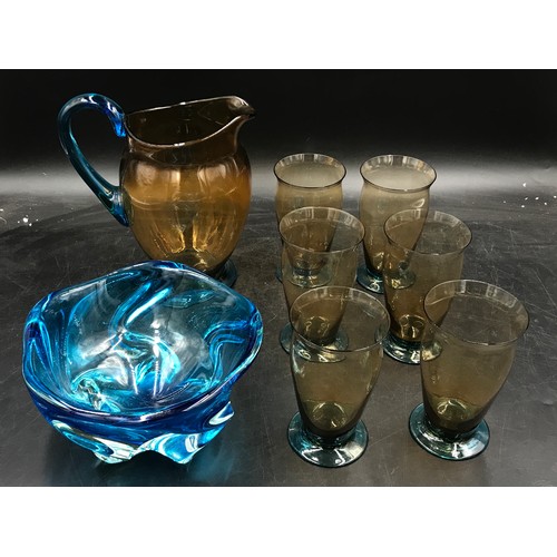 366 - Water set consisting of one jug 19cm h and six glasses along with a heavy blue Murano style bowl wit... 