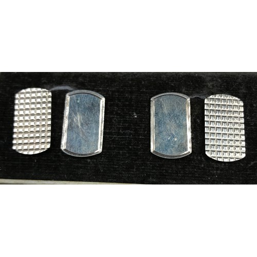 447 - A pair of 9ct chain link cufflinks, with an engine turned geometric design (hallmarked 3.75: NBS) we... 