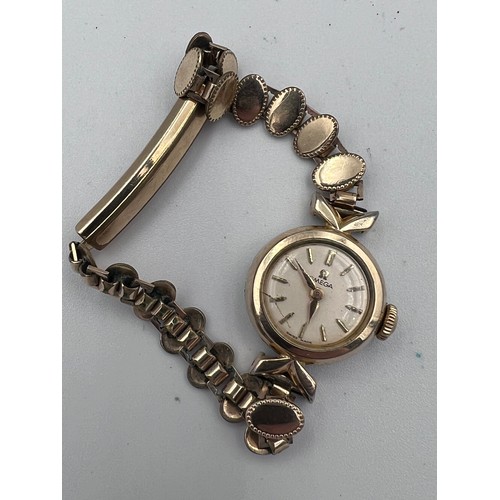 630 - An Omega ladies wristwatch on 1/10 12ct rolled gold ladies bracelet. Case: 16mm.

Winds and goes, cr... 