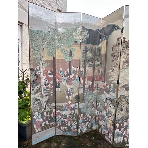 875 - An Oriental 6 panel hand painted dressing screen made in Hong Kong by Maitland-Smith Ltd. Approx siz... 