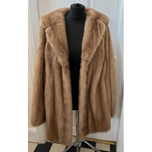 1072 - A vintage mink fur jacket, approximate size 22. Neck to hem 82cm. Underarm to underarm 67cm.