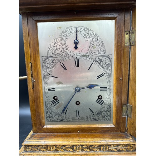 1030 - An oak Kienzle chiming bracket clock with eight-day duration movement on bun feet 45h x 29.5w x 20cm... 