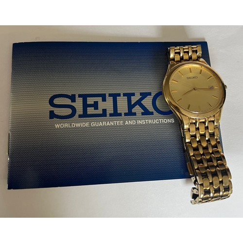 631 - A gentleman’s Seiko wristwatch with date aperture, complete with instruction booklet.

Some wear in ... 