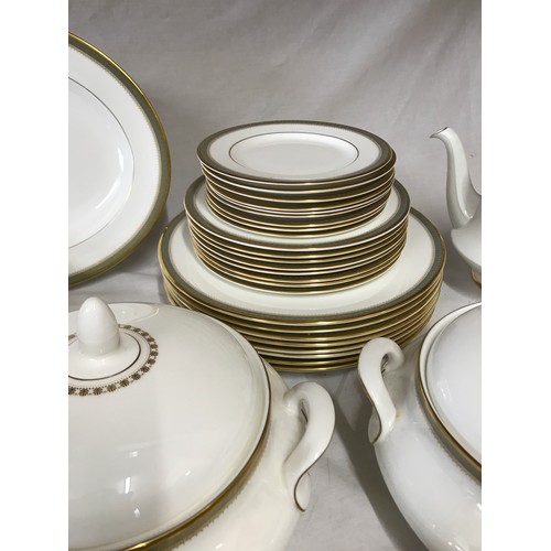 310 - A Royal Doulton dinner and tea service in the Clarendon pattern H4993 to include 8x dinner, 8x side ... 