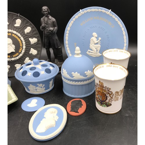 315 - A collection of Wedgwood Jasperware items to include a Bicentenary Josiah Wedgwood Frs 1795-1995  pl... 