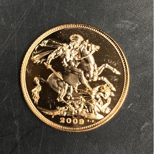 677 - A Queen Elizabeth II 2009 full gold sovereign. 8gms.