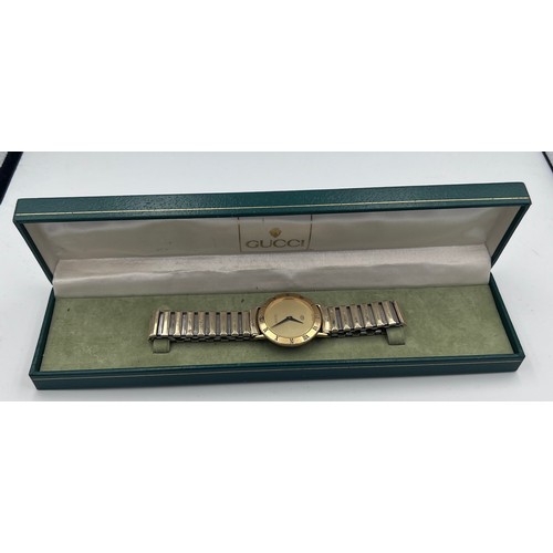 632 - A Gucci ladies gold plated wristwatch on expanding Spiedel bracelet in green Gucci fitted case. Case... 