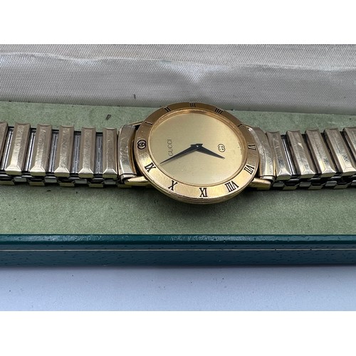 632 - A Gucci ladies gold plated wristwatch on expanding Spiedel bracelet in green Gucci fitted case. Case... 