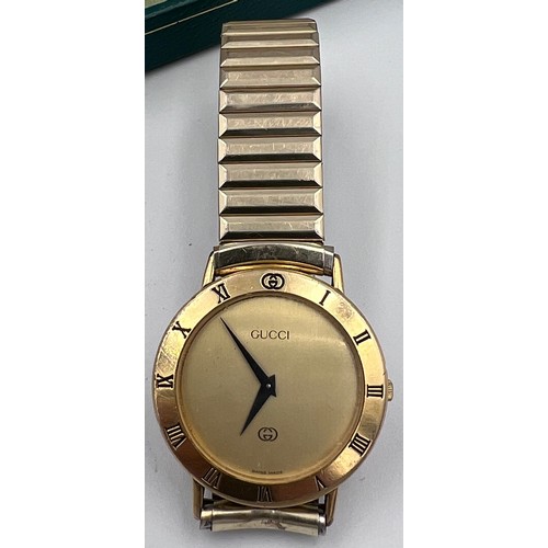 632 - A Gucci ladies gold plated wristwatch on expanding Spiedel bracelet in green Gucci fitted case. Case... 