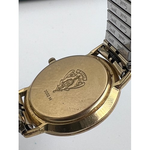 632 - A Gucci ladies gold plated wristwatch on expanding Spiedel bracelet in green Gucci fitted case. Case... 