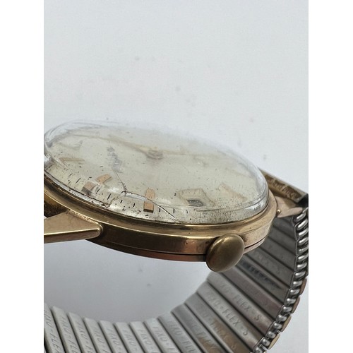 635 - A 9ct gold gentleman's Sekonda 18 jewels wristwatch on expanding bracelet. Case 33mm. 

Winds and go... 