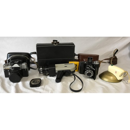 870 - A collection of vintage cameras to include a Chinon Concord B cine camera with a relflex zoom lens 9... 