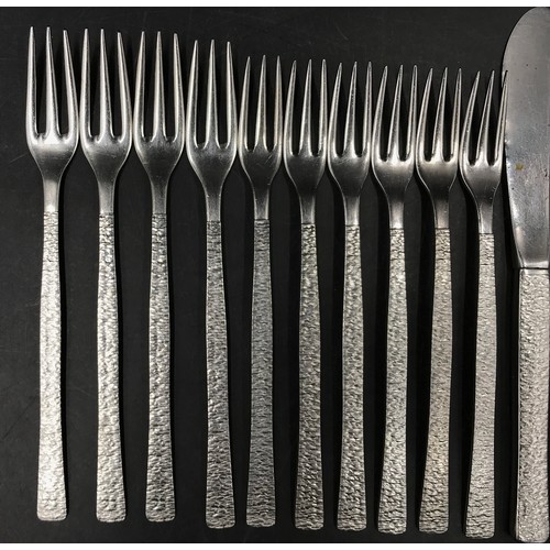 779 - Gerald Benny for Viners 30 pieces to include 10x forks, 8x knives and 12x spoons all of varying size... 