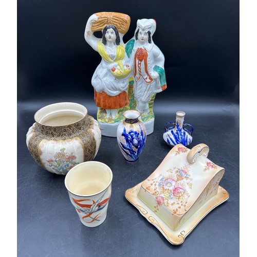 337 - An assortment of ceramics to include a Staffordshire flatback, Doulton Burslem planter, two Royal Do... 