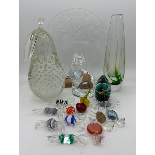 377 - Various glass to include a Murano pear 24cm h, Sevres Cristal cat, Mdina paperweight, Kosta Lindstra... 