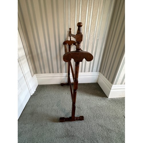 123 - An Edwardian mahogany towel rail. 86 h x 58 w x 17cm d.