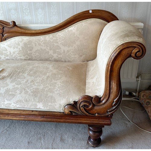 131 - A Victorian mahogany upholstered chaise longue. Approx 178 l x 60 d x 86cm h.