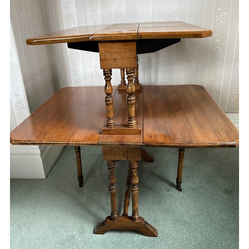 136 - A double height Edwardian mahogany Sutherland table on turned supports on brass castors. 73 h x 73cm... 