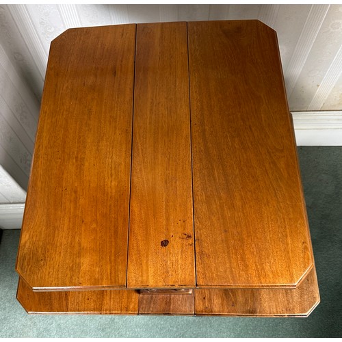 136 - A double height Edwardian mahogany Sutherland table on turned supports on brass castors. 73 h x 73cm... 