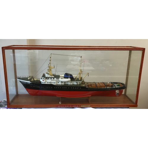 1221 - A 1:100 scale model of a Zwarte Zee ship in wood and glass display case.