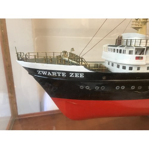 1221 - A 1:100 scale model of a Zwarte Zee ship in wood and glass display case.